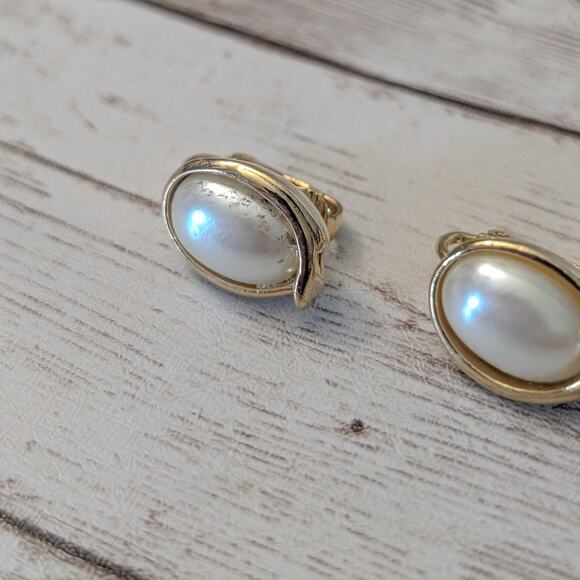 Vintage Clip On Earrings - Cream Oval with Swish Halo - Fair Condition - Picture 4 of 8